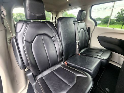 Used 2023 Chrysler Pacifica Touring-L FWD image 54