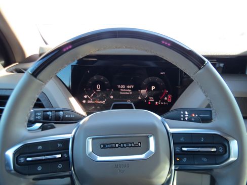 Used 2025 GMC Yukon XL Denali w/ Denali Reserve Package image 23