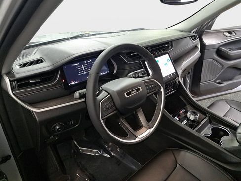 Certified 2024 Jeep Grand Cherokee Limited image 18