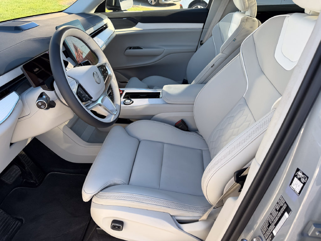 Certified 2025 Volvo EX90 Ultra AWD/4WD image 3