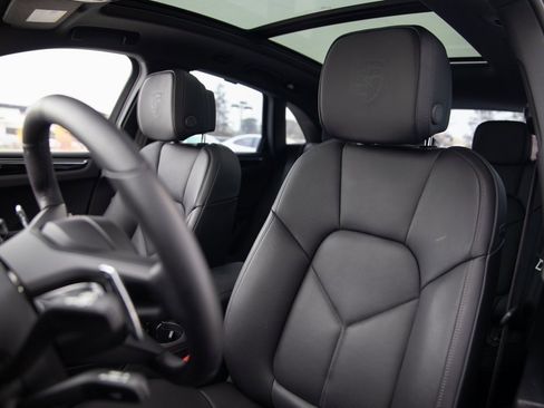 Certified 2025 Porsche Macan image 5