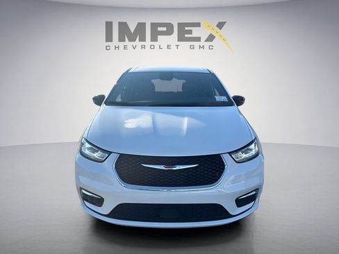 Used 2025 Chrysler Pacifica Select FWD image 8