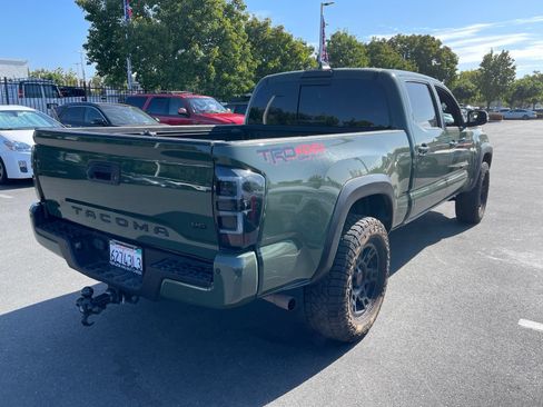 Used 2022 Toyota Tacoma TRD Off-Road w/ TRD Premium Off Road Package AWD/4WD image 2