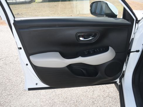 Used 2024 Honda HR-V LX image 9