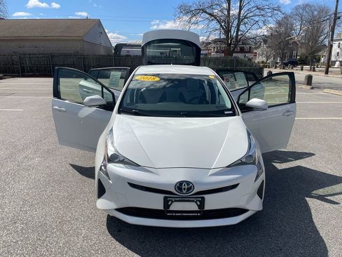 Used 2018 Toyota Prius Three image 31