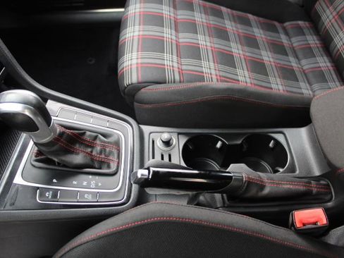 Used 2016 Volkswagen Golf S image 25