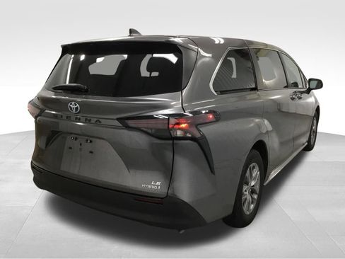 Used 2023 Toyota Sienna LE image 13