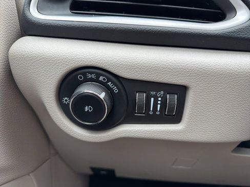 Used 2023 Chrysler Pacifica Touring-L image 15