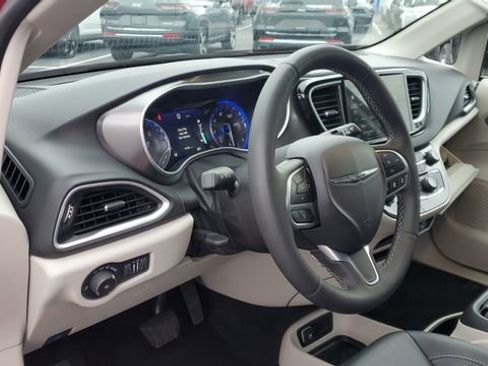 Certified 2024 Chrysler Pacifica Touring-L image 8