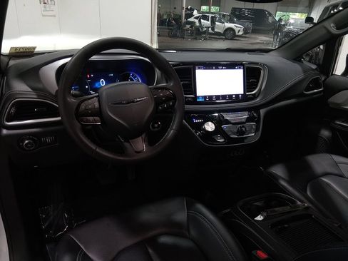 Used 2024 Chrysler Pacifica Limited FWD image 13