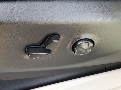 Used 2022 Chrysler Voyager LX FWD image 7