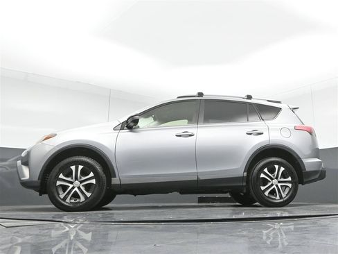 Used 2018 Toyota RAV4 LE FWD image 28