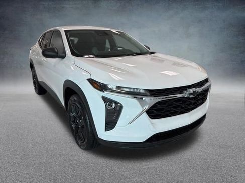 Certified 2025 Chevrolet Trax LS FWD image 4