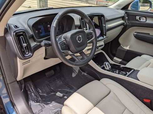 Certified 2023 Volvo XC40 B5 Plus AWD/4WD image 8