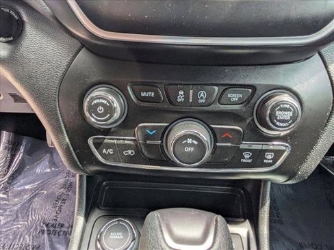 Used 2019 Jeep Cherokee Latitude w/ Popular Appearance Group AWD/4WD image 16