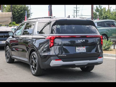 Used 2025 Kia Carnival EX FWD image 8