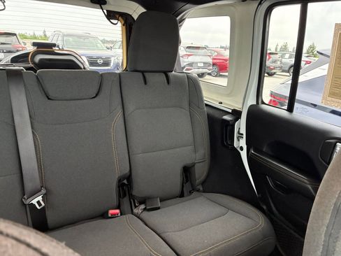 Used 2025 Jeep Wrangler Sahara image 36