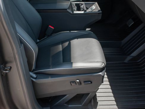 Used 2025 Tesla Cybertruck AWD Crew Cab image 15