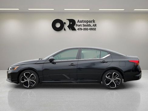 Used 2024 Nissan Altima 2.5 SR w/ SR Premium Package FWD image 3