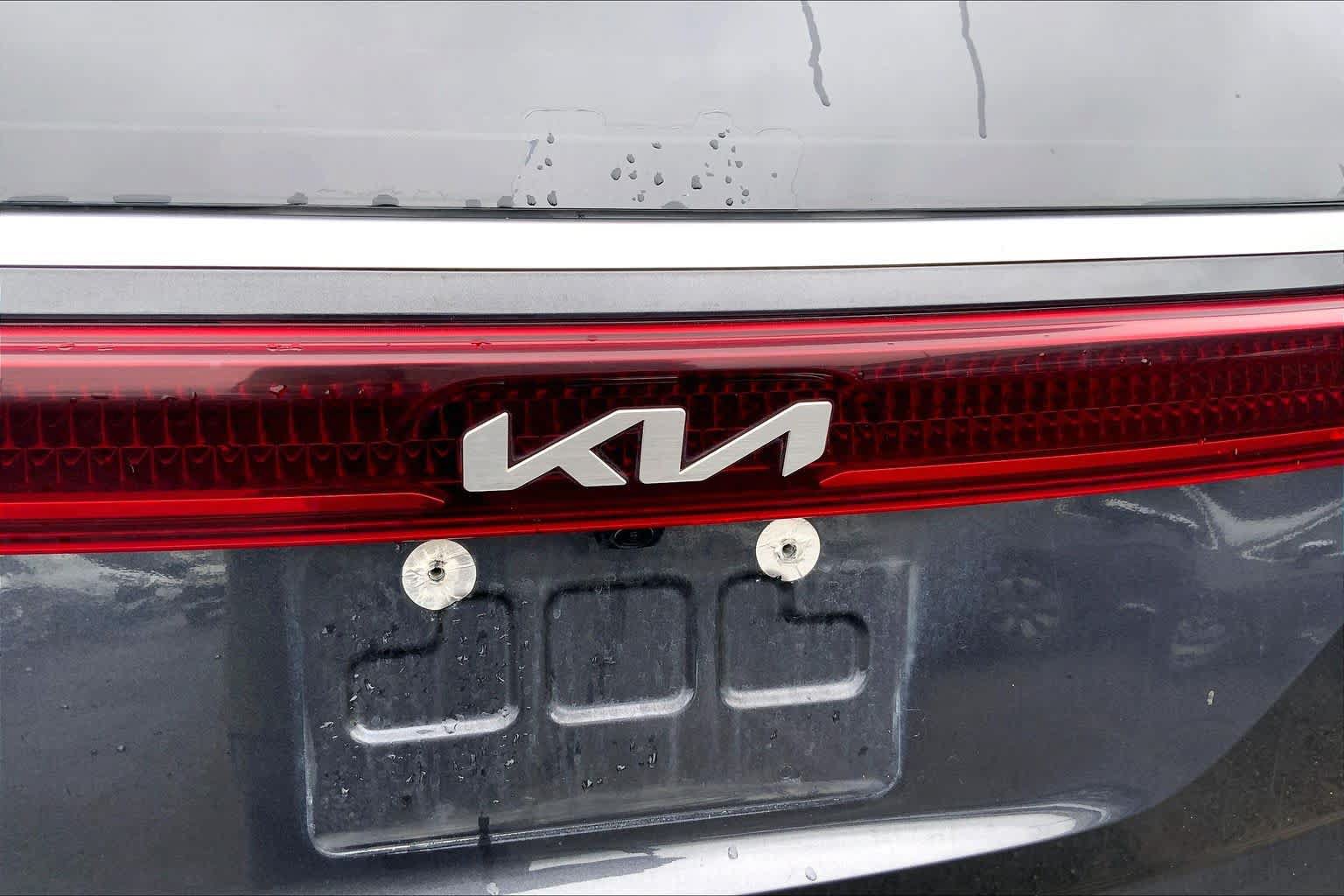 Used 2023 Kia Carnival LX FWD image 7