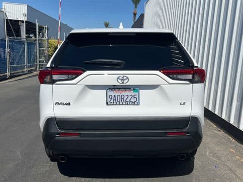 Used 2022 Toyota RAV4 LE FWD image 5
