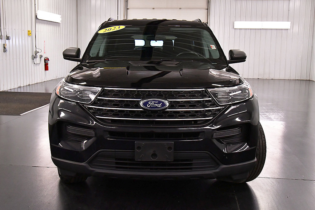 Used 2023 Ford Explorer XLT AWD/4WD image 2