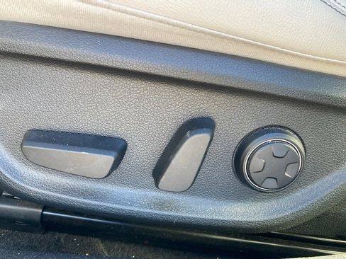 Used 2025 Genesis G70 2.5T image 13