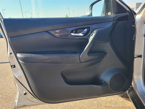 Used 2017 Nissan Rogue S image 18