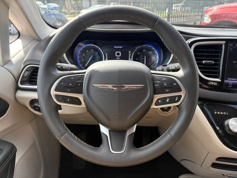 Used 2024 Chrysler Pacifica Touring-L FWD image 22