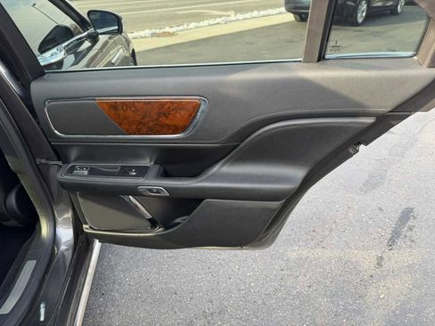 Used 2017 Lincoln Continental Reserve image 18