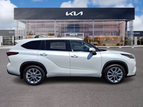 Used 2022 Toyota Highlander Limited AWD/4WD image 7