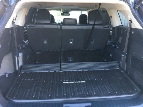 Used 2022 Toyota Highlander XLE AWD/4WD image 30