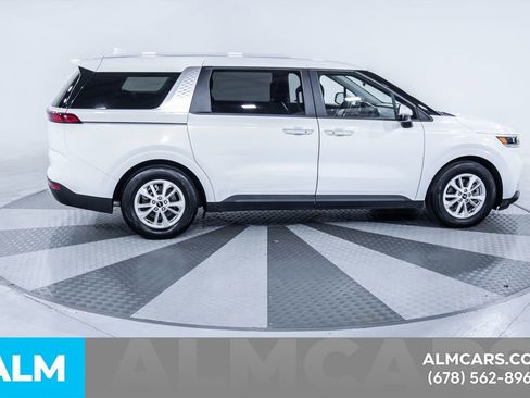 Used 2024 Kia Carnival LX image 11