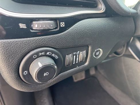 Used 2023 Jeep Cherokee Altitude Lux image 13