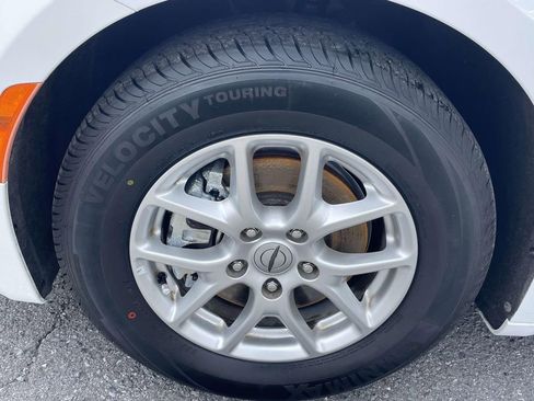 Used 2022 Chrysler Voyager LX FWD image 7