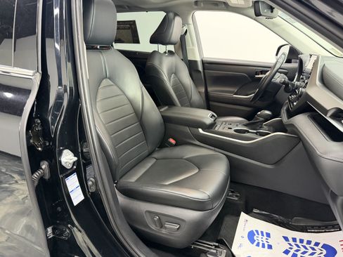 Used 2020 Toyota Highlander XLE AWD/4WD image 24