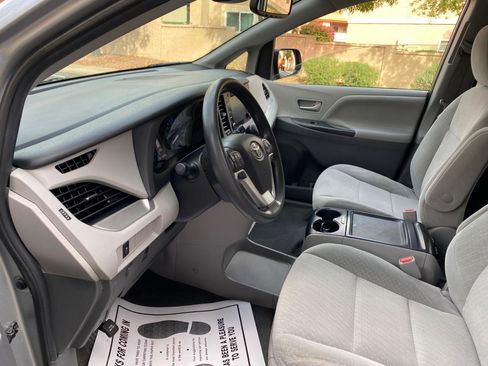 Used 2020 Toyota Sienna LE w/ LE Preferred Package image 35