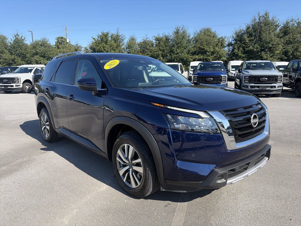 Used 2025 Nissan Pathfinder SL FWD image 9