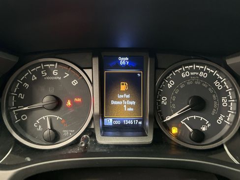 Used 2017 Toyota Tacoma TRD Off-Road w/ Tow Package (A/T) image 17