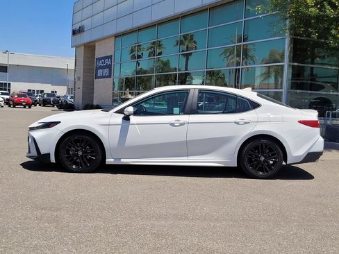 Used 2025 Toyota Camry SE FWD image 9