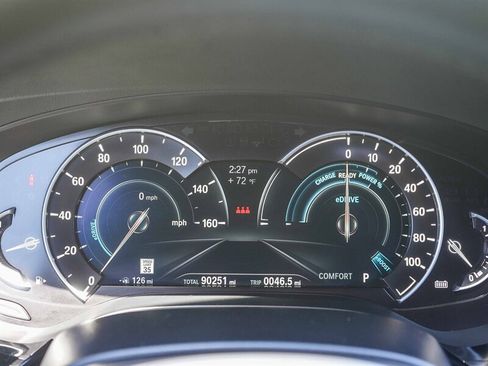 Used 2019 BMW 530e w/ M Sport Package image 30