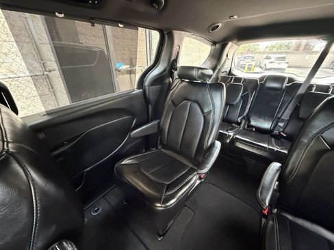 Used 2025 Chrysler Pacifica Select FWD image 37