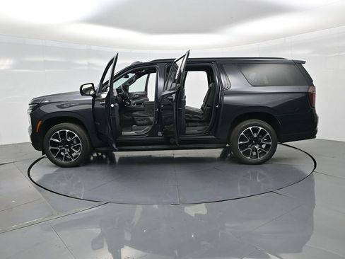 Used 2025 Chevrolet Suburban RST image 28