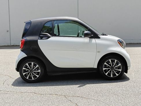 Used 2016 smart fortwo passion RWD image 3