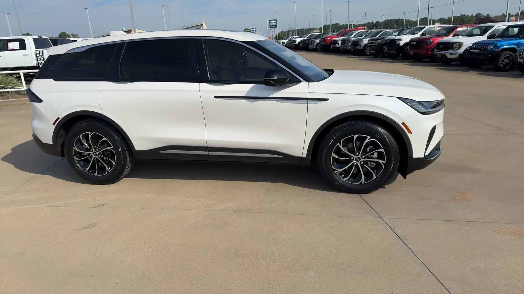 Used 2025 Lincoln Nautilus Premier w/ Equipment Group 102A AWD/4WD image 2