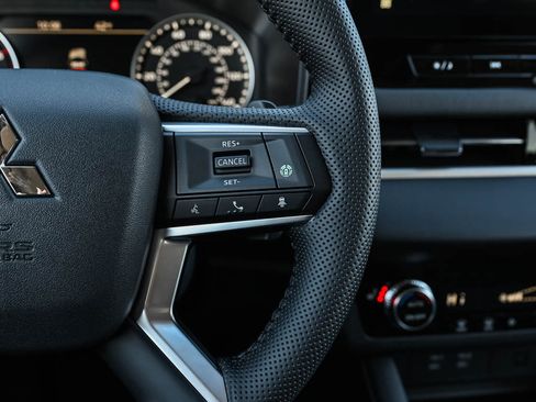 New 2025 Mitsubishi Outlander SE image 22