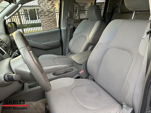 Used 2010 Nissan Frontier SE image 16