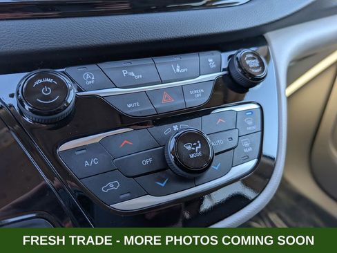 Used 2024 Chrysler Pacifica Touring-L image 28