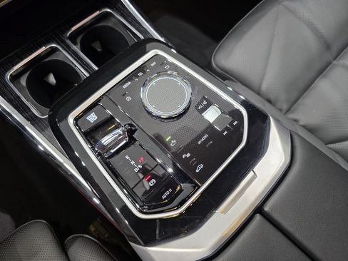 Used 2025 BMW 740i xDrive AWD/4WD image 19