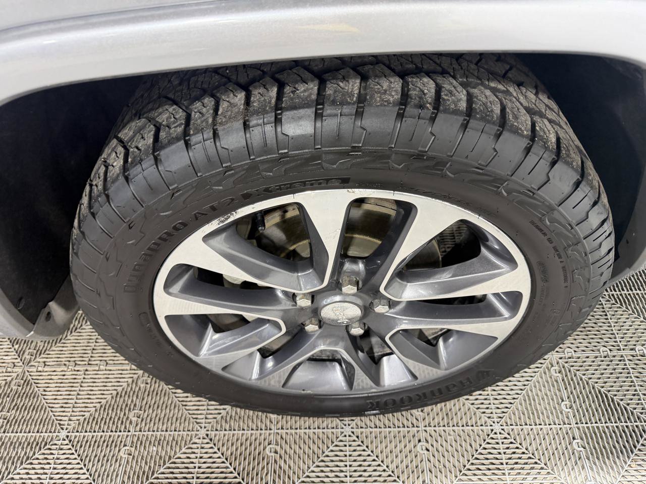 Used 2017 Jeep Grand Cherokee Overland w/ Jeep Active Safety Group AWD/4WD image 8